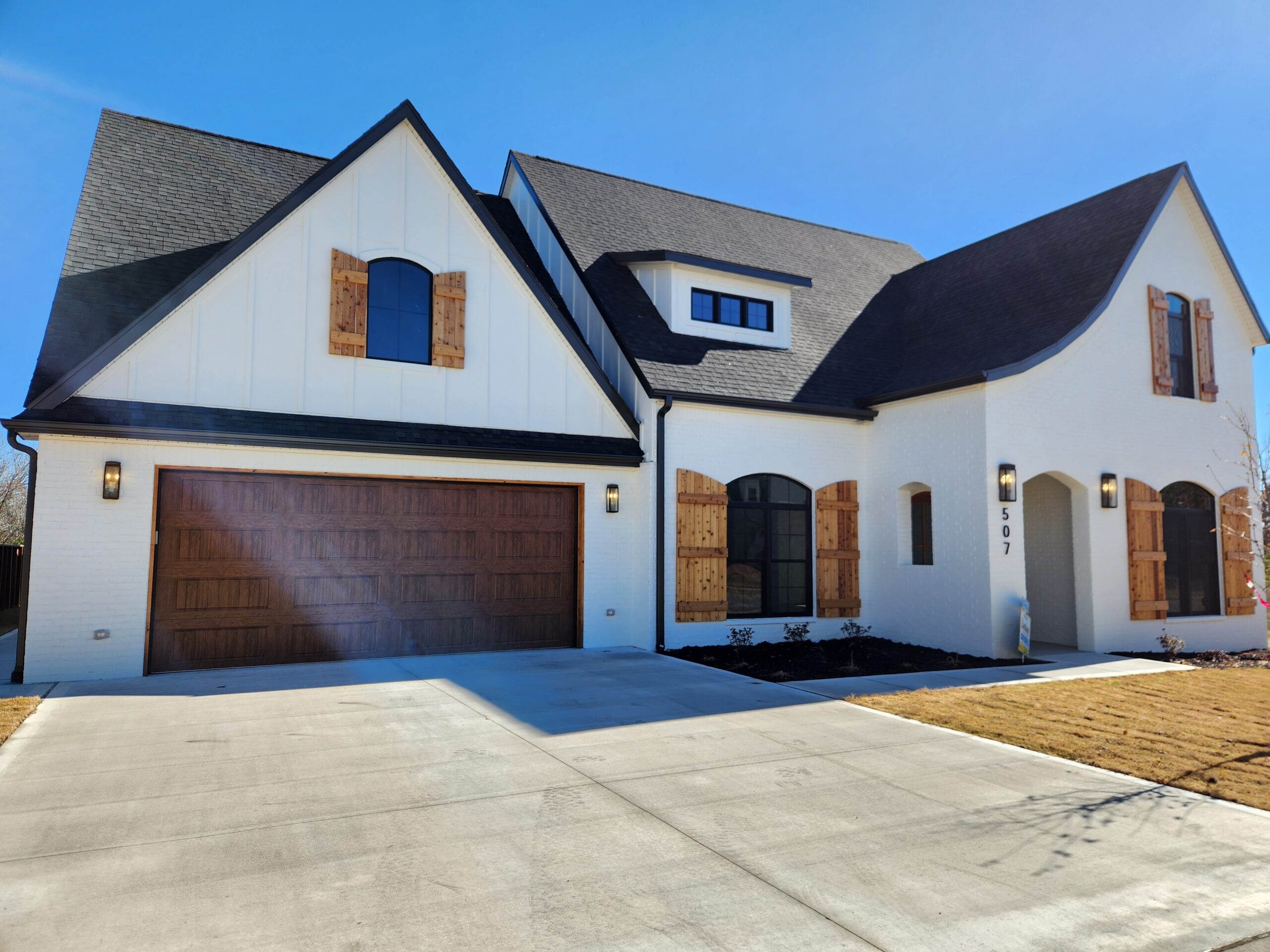 How to Enhance Your Home’s Curb Appeal with Your Garage Door